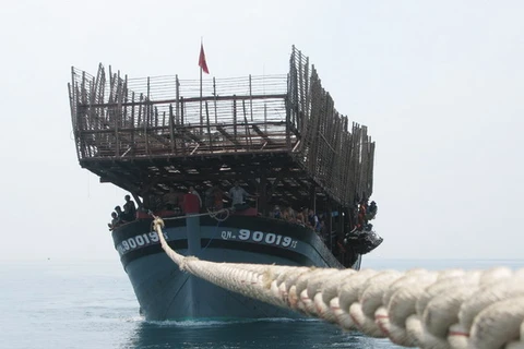 Lai dắt tàu câu mực của ngư dân Quảng Nam gặp nạn. (Ảnh: TTXVN)