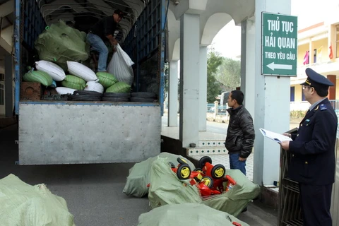 Lực lượng Hải quan Quảng Trị kiểm tra hàng hóa vận chuyển vào khu kinh tế thương mại đặc biệt Lao Bảo. (Ảnh: TTXVN)