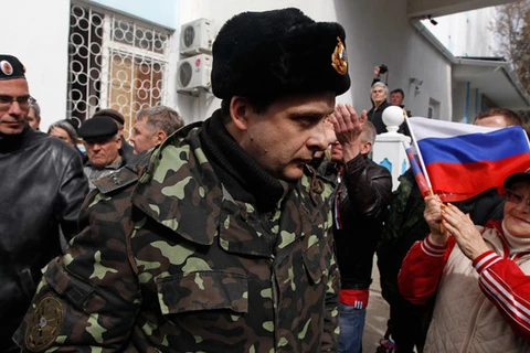 Binh lính Ukraine rời khỏi sở chỉ huy hải quân ở Sevastopol