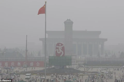 Sương mù, khói bụi làm tê liệt giao thông ở Trung Quốc