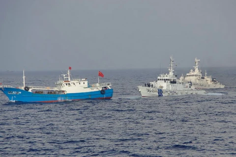 Tàu Trung Quốc xâm nhập vùng đặc quyền kinh tế Nhật Bản