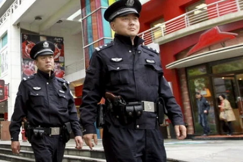 Cảnh sát Trung Quốc bắt đầu mang súng khi đi tuần 