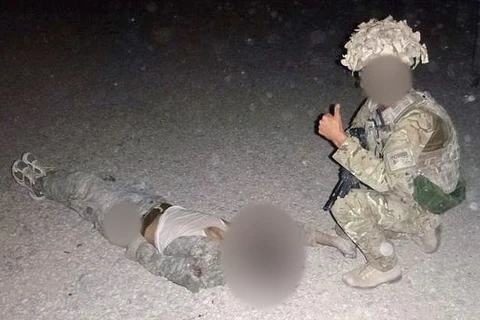 Anh điều tra vụ binh sỹ chụp ảnh bên xác chiến binh Taliban