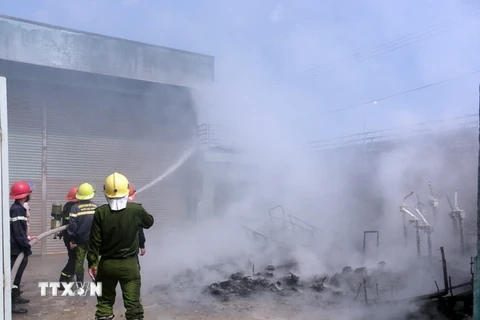 Hà Nội: Dập tắt đám cháy tại salon ôtô 31A Nguyễn Văn Cừ