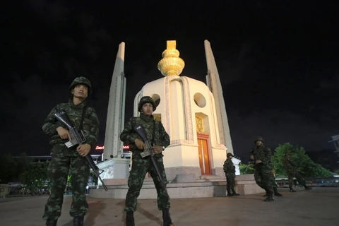 Quân đội Thái giải tán Thượng viện, trao quyền cho tướng Prayuth