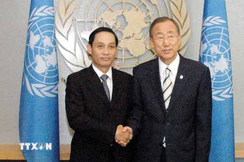 Đại sứ Lê Hoài Trung và Tổng Thư ký Liên hợp quốc Ban Ki-moon. (Ảnh: TTXVN)