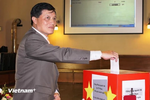 Người Việt tại Séc ủng hộ 50.000 USD vì biển đảo quê hương