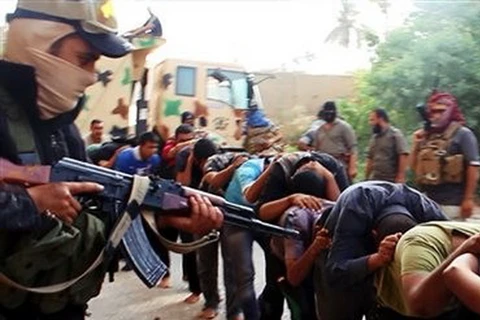 Phiến quân ISIL bắt giữ các binh sỹ lực lượng an ninh Iraq tại Tikrit. (Nguồn: AP)
