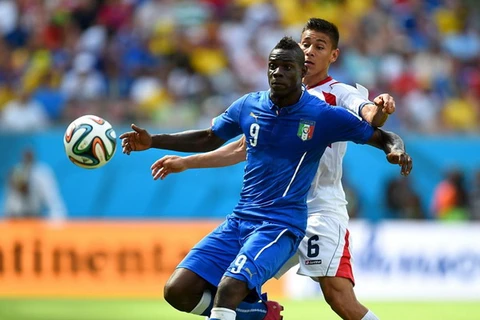 Italy sử dụng đội hình 3-5-2 của Juventus để đấu Uruguay