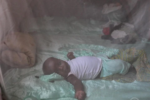 Mắc màn khi ngủ là một biện pháp hiệu quả để ngăn ngừa bệnh sốt rét. (Nguồn: Malaria Consortium)