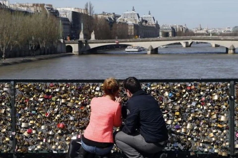 Paris kêu gọi du khách chụp ảnh thay cho treo khóa tình yêu