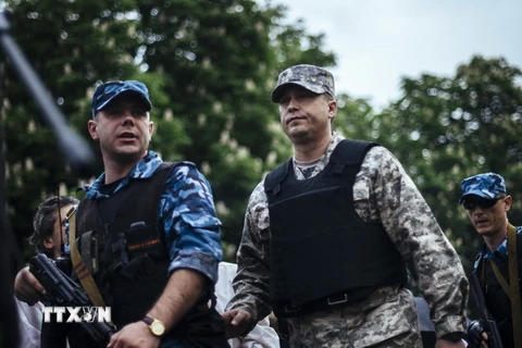 Thủ lĩnh lực lượng ly khai ở Lugansk Valery Bolotov (giữa). (Ảnh: AFP/TTXVN)