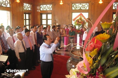 Đoàn đại biểu thành phố Hồ Chí Minh dâng hương tưởng nhớ Bác