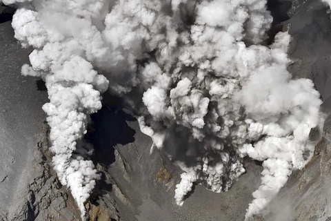 Nhiều người mắc kẹt khi núi lửa phun trào ở Nhật Bản 