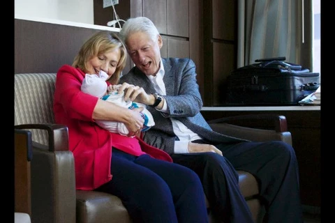 Gia đình nhà Clinton chào mừng thành viên mới ra đời