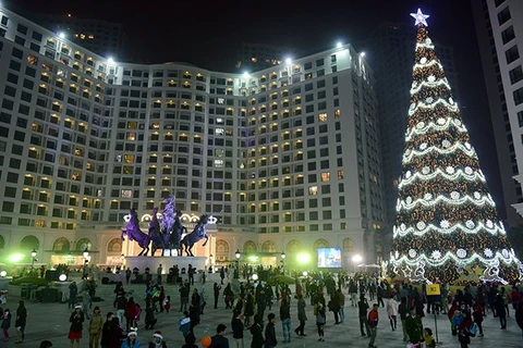 Thắp sáng cây thông Noel cao nhất Việt Nam tại Bình Dương