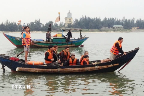 Đuối sức sau khi bị lật thuyền, 2 ngư dân Thừa Thiên-Huế mât tích