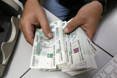 Fitch hạ xếp hạng tín dụng, dự báo kinh tế Nga suy thoái 4%