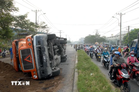 TP Hồ Chí Minh: Xe container nổ lốp, lật ngang giữa đường