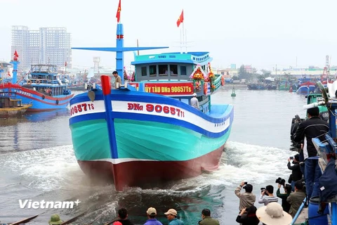 [Photo] Gia đình ngư dân bị tàu Trung Quốc đâm chìm tiếp tục ra khơi