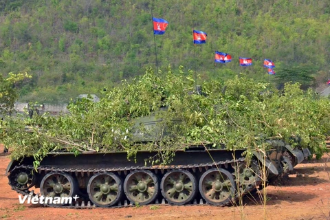 Việt Nam viện trợ Campuchia mở xưởng sửa chữa xe tăng