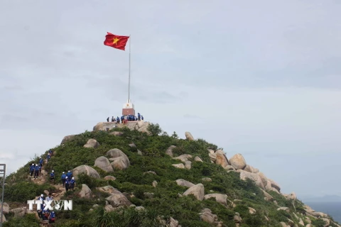Xây dựng cột cờ Tổ quốc trên đảo tiền tiêu vùng biển Đông Bắc