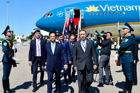 Thứ trưởng Bộ Ngoại giao Kazakhstan đón Thủ tướng Nguyễn Tấn Dũng ở sân bay. (Ảnh: VGP)