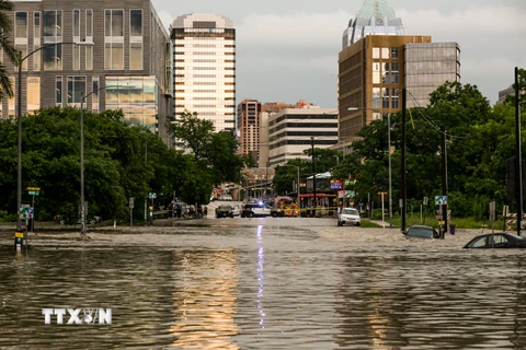 Mưa lớn gây ngập lụt tại thành phố Austin, bang Texas ngày 25/5. (Ảnh: AFP/TTXVN)