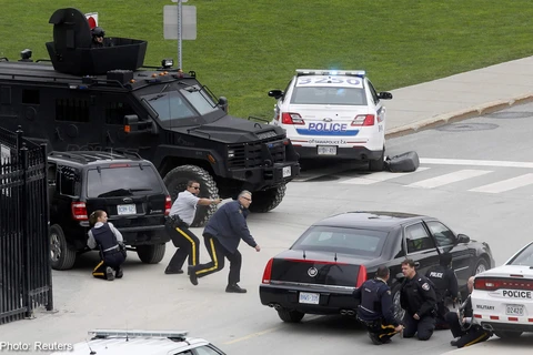 Lực lượng an ninh Canada đấu súng với một kẻ khủng bố tại tòa nhà Quốc hội. (Nguồn: Reuters)
