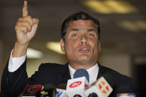 Tổng thống Ecuador Rafael Correa kêu gọi người dân ủng hộ ông xuống đường bảo vệ chính phủ. (Ảnh: AP)