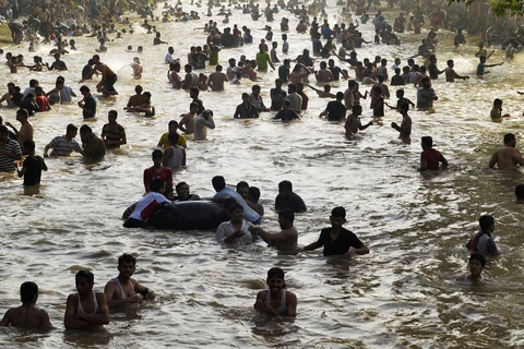 Nhiều người dân Pakistan tới các dòng sông để tránh nóng. (Ảnh: AFP)