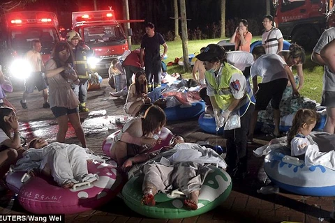 [Photo] Người bị thương nằm la liệt sau đám cháy ở Đài Loan