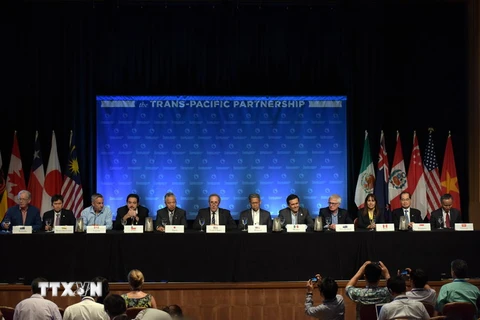 Bộ trưởng 12 nước tham gia đàm phán TPP tại cuộc họp báo sau vòng đàm phán ở Maui, Hawaii ngày 31/7. (Ảnh: THX/TTXVN) 