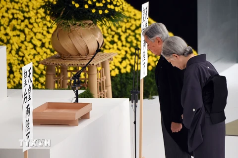 Nhật hoàng và Hoàng hậu đặt vòng hoa tại lễ kỷ niệm 70 năm kết thúc chiến tranh thế giới thứ 2. (Ảnh: Kyodo/TTXVN)