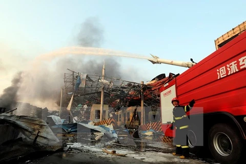 Lính cứu hỏa nỗ lực dập lửa sau vụ nổ ở Thiên Tân. (Nguồn: THX/TTXVN)