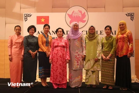 Ban chấp hành Hội phụ nữ ASEAN chụp ảnh tại buổi giao lưu. (Ảnh: Kim Dung-Chí Giáp/Vietnam+)