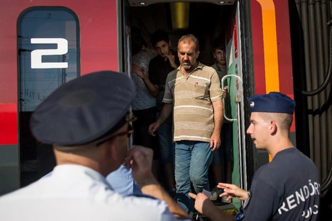 Người di cư trên một chuyến tàu bị kiểm tra tại biên giới Áo-Hungary. (Ảnh: AFP)