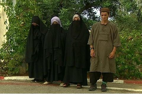 Tên Boutaoui Bouzid cùng 3 nữ khủng bố ra đầu thú. (Nguồn: Algérie-Focus)