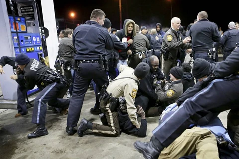 Tình trạng căng thẳng giữa cảnh sát và người da màu tại Mỹ gia tăng sau vụ việc tại Ferguson. (Nguồn: AFP)