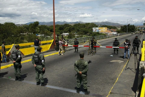 Binh sỹ Colombia và Venezuela đứng đối đầu tại cây cầu quốc tế Simon Bolivar. (Ảnh: Reuters)
