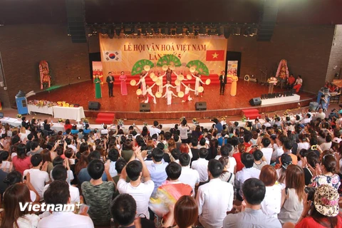 Quang cảnh Lễ hội bên trong Nhà thi đấu thể thao thành phố Gwangmyeong. (Ảnh: Vũ Toàn - Phạm Duy/Vietnam+) 