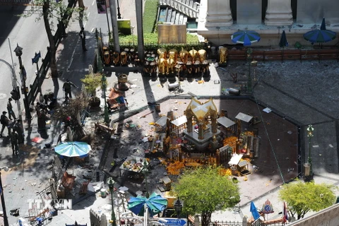 Hiện trường vụ nổ bom ngoài đền thờ Erawan ngày 18/8. (Ảnh: THX/TTXVN)
