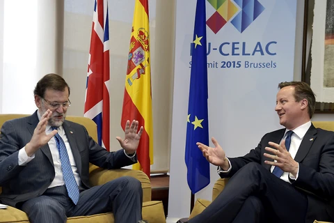 Thủ tướng Anh David Cameron (phải) và người đồng cấp Tây Ban Nha Mariano Rajoy. (Ảnh: Reuters) 