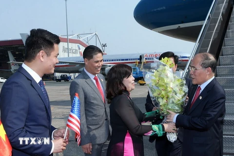 Cán bộ nhân viên Đại sứ quán Việt Nam tại Hoa Kỳ đón Chủ tịch Quốc hội Nguyễn Sinh Hùng tại sân bay Logan International. (Ảnh: Nhan Sáng/TTXVN)