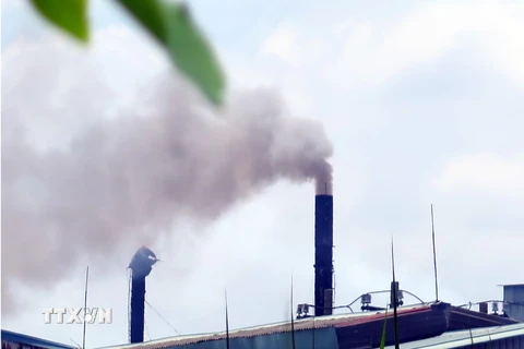 Khí thải từ một nhà máy gây ô nhiễm môi trường. (Ảnh: Hoàng Hải/TTXVN)