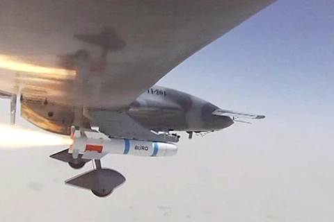 Máy bay không người lái Burraq của Pakistan phóng tên lửa dẫn đường bằng lazer. (Nguồn: tribune.com.pk)