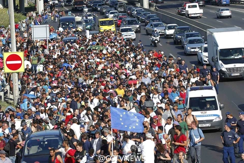 Hàng nghìn người nhập cư đi bộ trên một tuyến đường cao tốc tại Budapest.