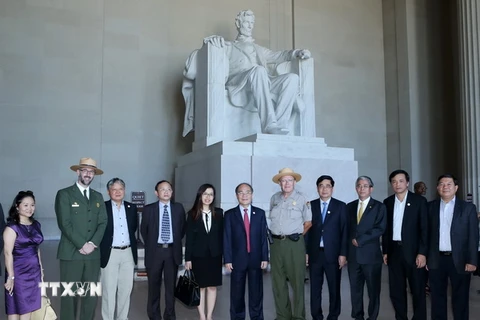 Chủ tịch Quốc hội Nguyễn Sinh Hùng thăm Đài tưởng niệm cố Tổng thống Abraham Lincoln. (Ảnh: Nhan Sáng/TTXVN)