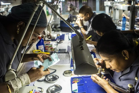 Công nhân đánh bóng kim cương tại Ấn Độ. (Ảnh: Getty Images)