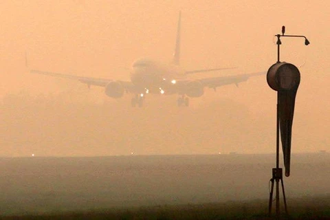 Khói mù bao phủ một sân bay ở Nam Sumatra, Indonesia. (Ảnh: EPA)